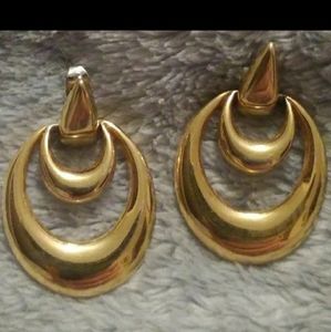 ◇ New Gold colored earrings.